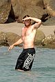 hugh-jackman-plays-with-kids