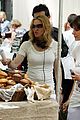 madonna-shops-for-cakes
