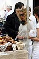 madonna-shops-for-cakes