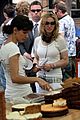 madonna-shops-for-cakes