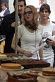 madonna-shops-for-cakes