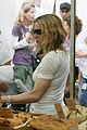 madonna-shops-for-cakes