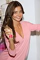 miranda-kerr-kiss