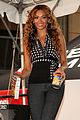 beyonce-helping