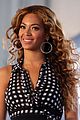 beyonce-helping