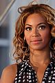 beyonce-helping
