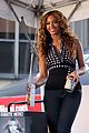 beyonce-helping