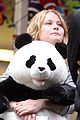 pattinson-ravin-hug