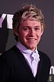 one-direction-awards-carpet