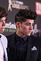 one-direction-awards-carpet