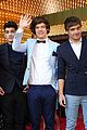 one-direction-awards-carpet