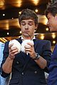 one-direction-awards-carpet