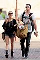 hemsworth-strolling