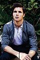 amell-shirtless1