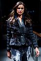 shayk-runway