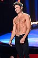 efron-shirtlessmtv2