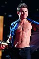 efron-shirtlessmtv2