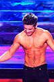 efron-shirtlessmtv2