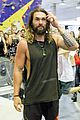 momoa-climbing