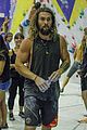 momoa-climbing
