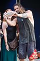 momoa-climbing