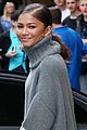 zendaya-greeting