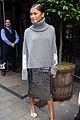 zendaya-greeting