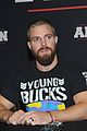 amell-wrestling
