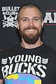amell-wrestling
