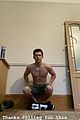 tom-handstand