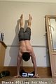 tom-handstand