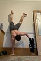 tom-handstand