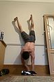 tom-handstand