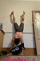 tom-handstand