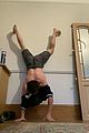 tom-handstand