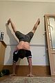tom-handstand