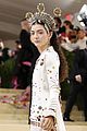 lorde-hits-the-met-gala-2021-red-carpet