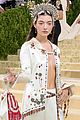 lorde-hits-the-met-gala-2021-red-carpet