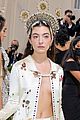 lorde-hits-the-met-gala-2021-red-carpet