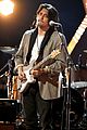 john-mayer-stops-show-for-fan