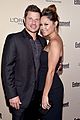 nick-vanessa-lachey-going-through-phones