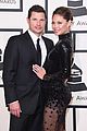 nick-vanessa-lachey-going-through-phones