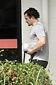 orlando-bloom-grabs-groceries-gym