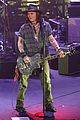 johnny-performs