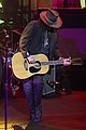 johnny-performs