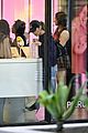 miley-cyrus-la-piercing-shop-fans