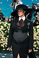 rihanna-closes-met