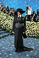 rihanna-closes-met