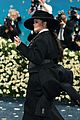 rihanna-closes-met