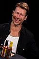 glen-powell-hot-ones